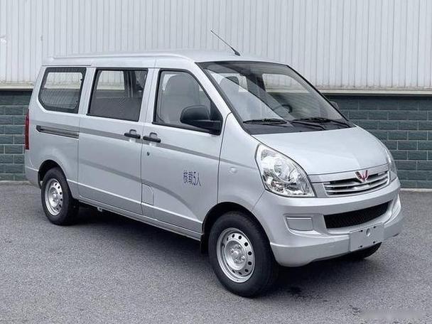 2022款五菱荣光s(2022款五菱荣光客车加长版多少钱)